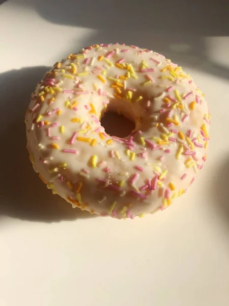 Köstlicher Donut Mit Vanille Und Sahne — Stockfoto