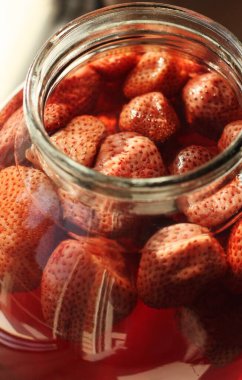 Kavanozda çilek ve lezzetli komposto. 