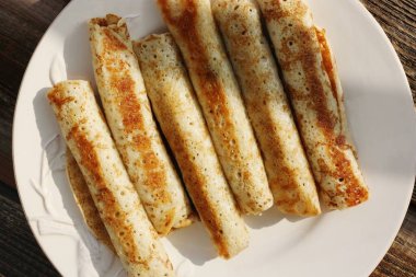 Beyaz tabakta etli leziz krep.