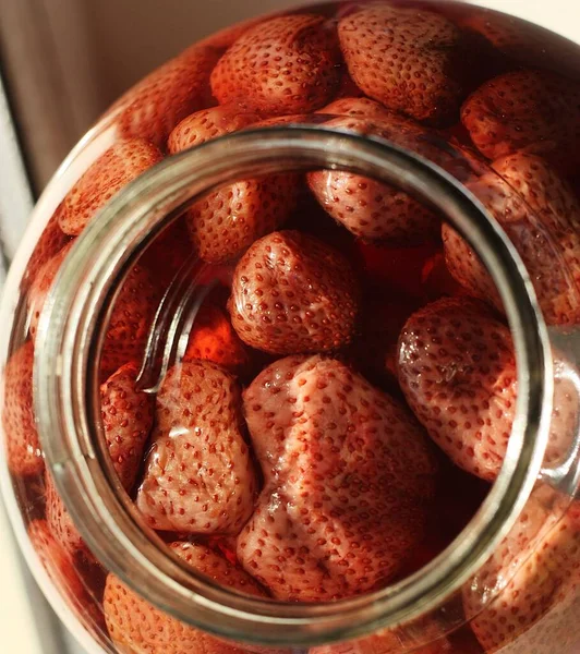 유리병에 딸기를 맛있는 — 스톡 사진
