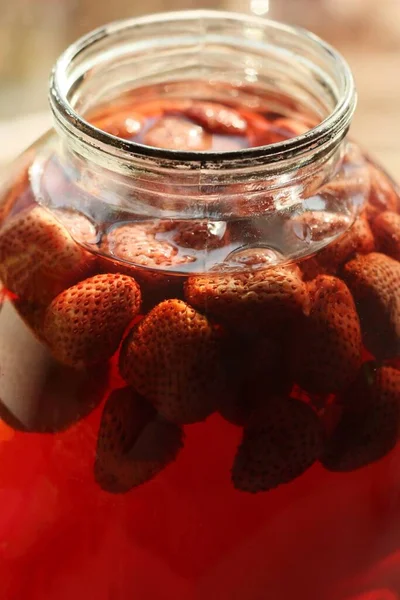 在罐子里放草莓的好吃的肉豆蔻 — 图库照片