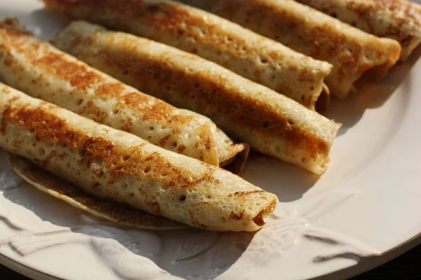 Köstlicher Crêpe Mit Fleisch Auf Weißem Teller — Stockfoto