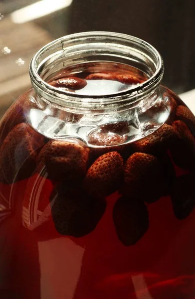 在罐子里放草莓的好吃的肉豆蔻 — 图库照片