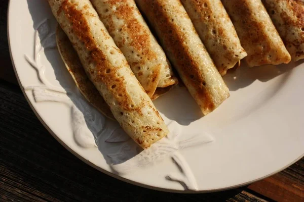 Köstlicher Crêpe Mit Fleisch Auf Weißem Teller — Stockfoto