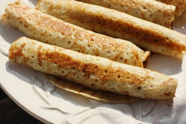 Heerlijke Crêpe Met Vlees Een Wit Bord — Stockfoto