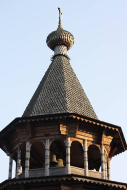 Güzel manzara Kubbeli eski ahşap kilise