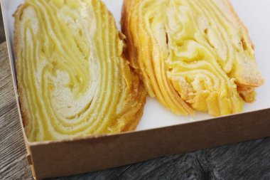 Bir kutu makroda taze limon rulosu. 