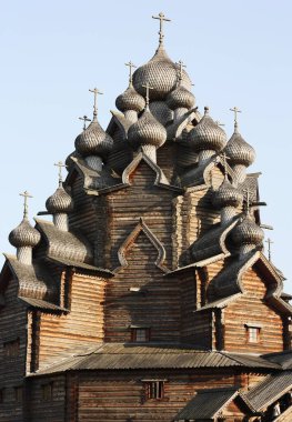 Güzel manzara Kubbeli eski ahşap kilise
