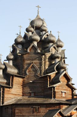 Güzel manzara Kubbeli eski ahşap kilise