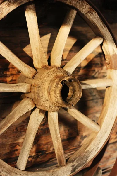 Dřevěný Hnědý Vozík Kolo Zavřít Pohled — Stock fotografie
