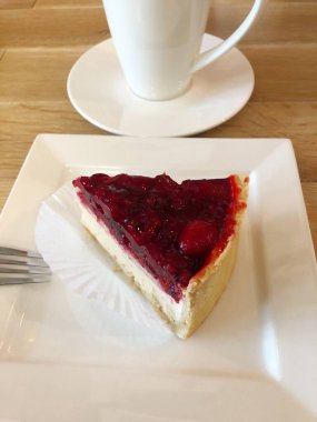 Sütlü kahve ve çilekli pasta makrosu. 