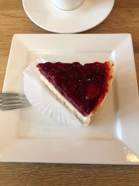 Sütlü kahve ve çilekli pasta makrosu. 