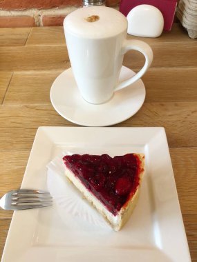 Sütlü kahve ve çilekli pasta makrosu. 