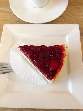 Sütlü kahve ve çilekli pasta makrosu. 