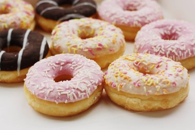 Kremalı ve çikolatalı taze çörekler.  