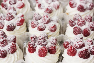 Kremalı ve dutlu Anna Pavlova pastası