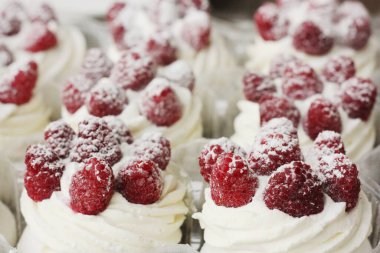 Kremalı ve dutlu Anna Pavlova pastası