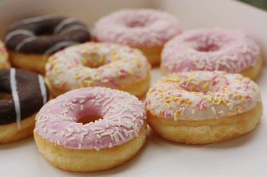 Kremalı ve çikolatalı taze çörekler.  