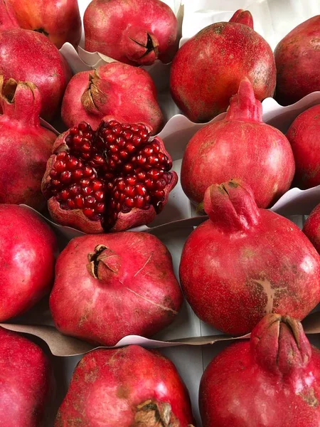 Piyasadaki makroda lezzetli olgun nar. 