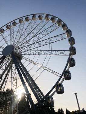 Bir lunaparkta gökyüzüne doğru yol alıyor.