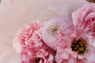 Güzel bir buket pembe çiçek yakın