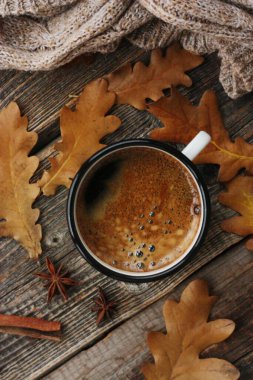 Amerikan kahvesi ve meşe yaprakları masanın üstünde.