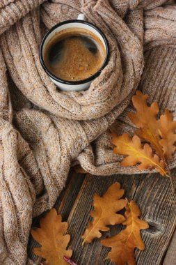 Amerikan kahvesi ve meşe yaprakları masanın üstünde.