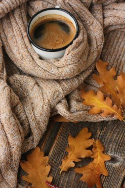 Amerikan kahvesi ve meşe yaprakları masanın üstünde.