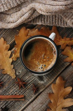 Amerikan kahvesi ve meşe yaprakları masanın üstünde.
