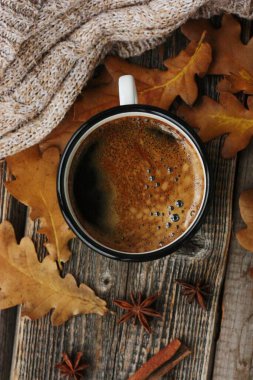 Amerikan kahvesi ve meşe yaprakları masanın üstünde.