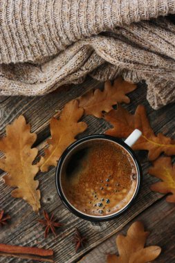 Amerikan kahvesi ve meşe yaprakları masanın üstünde.