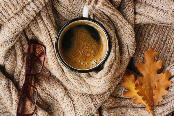 Americano Koffie Eiken Bladeren Tafel — Stockfoto