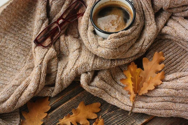 Americano Koffie Eiken Bladeren Tafel — Stockfoto