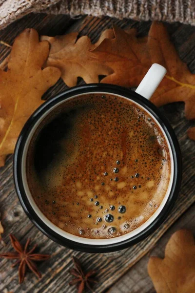 テーブルの上にアメリカーノコーヒーとオークの葉 — ストック写真