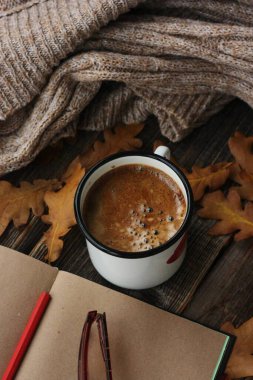 Kahve Americano ve Notepad masada.