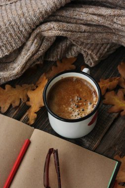 Kahve Americano ve Notepad masada.