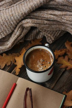 Kahve Americano ve Notepad masada.