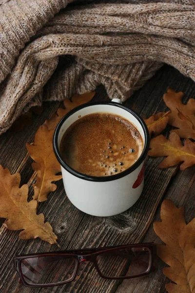 Americano Feuilles Café Chêne Sur Table — Photo