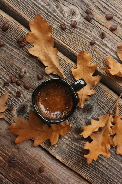 Espresso Kaffee Und Eichenblätter Auf Dem Tisch — Stockfoto