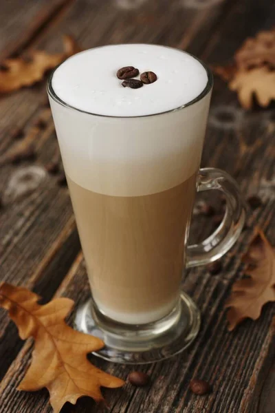Koffie Latte Met Bonen Eiken Bladeren Tafel — Stockfoto