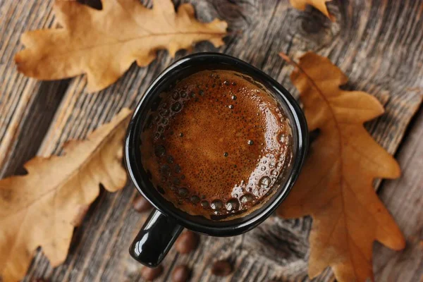 Espresso Kaffee Und Eichenblätter Auf Dem Tisch — Stockfoto