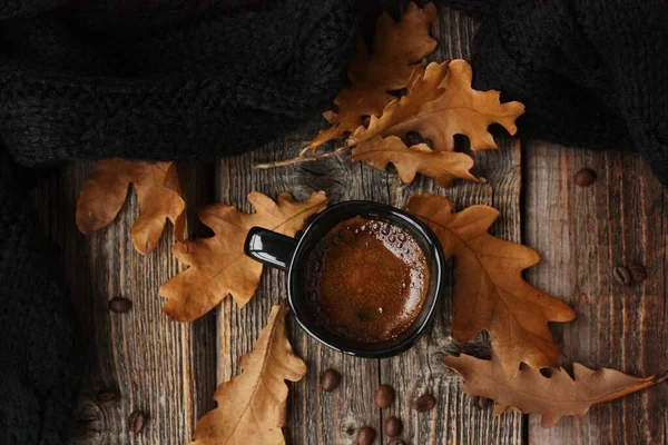 Espresso Koffie Met Een Zwarte Sjaal Eiken Bladeren Tafel — Stockfoto