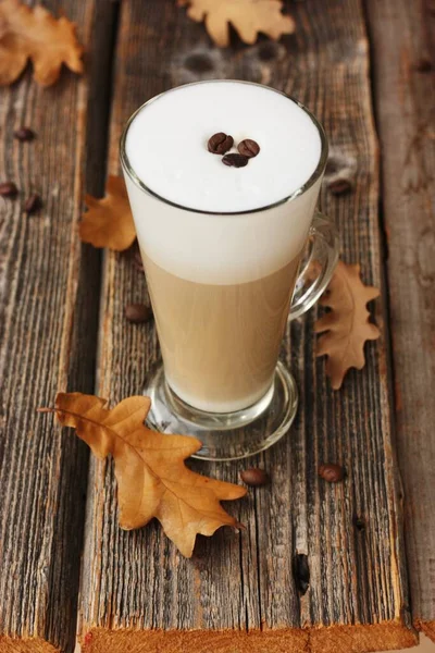 Koffie Latte Met Bonen Eiken Bladeren Tafel — Stockfoto