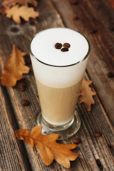 Kawa Latte Fasolą Liśćmi Dębu Stole — Zdjęcie stockowe