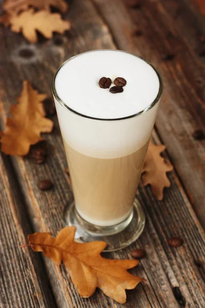 Café Latte Aux Haricots Feuilles Chêne Sur Table — Photo