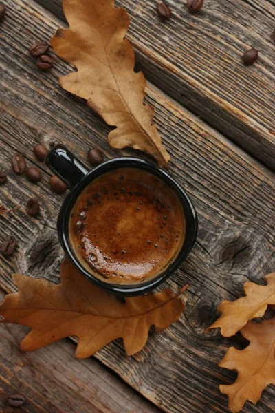 Espresso Kahve Meşe Yaprakları Masanın Üstünde — Stok fotoğraf