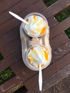 Mango soslu lezzetli dondurma. 