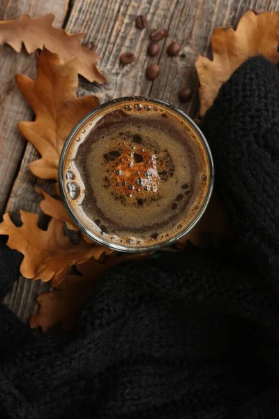 Espresso Koffie Met Een Zwarte Sjaal Eiken Bladeren Tafel — Stockfoto