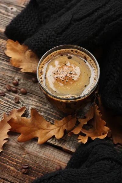 Espresso Koffie Met Een Zwarte Sjaal Eiken Bladeren Tafel — Stockfoto