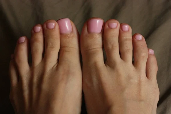 Pedicure Bonito Com Prego Rosa Macro Polonês — Fotografia de Stock